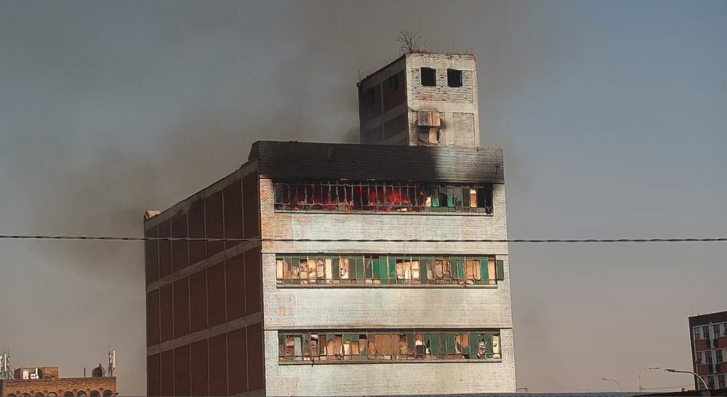 Four storey building in Johannesburg inner-city engulfed in flames 1 Four storey building in Johannesburg inner-city engulfed in flames