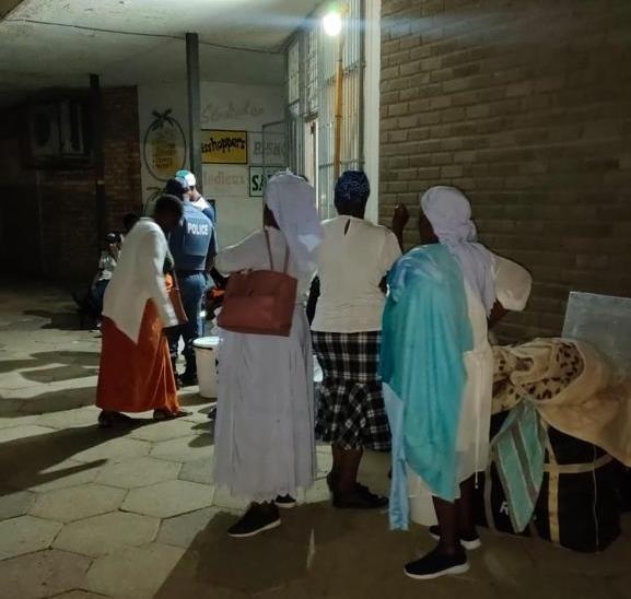 Illegal Zimbabwean nationals arrested onboard 2 GDOi2qZWIAAk0Yl