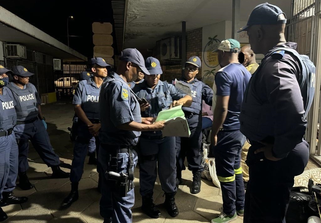 Illegal Zimbabwean nationals arrested onboard GDOi2qcWgAAVXOT