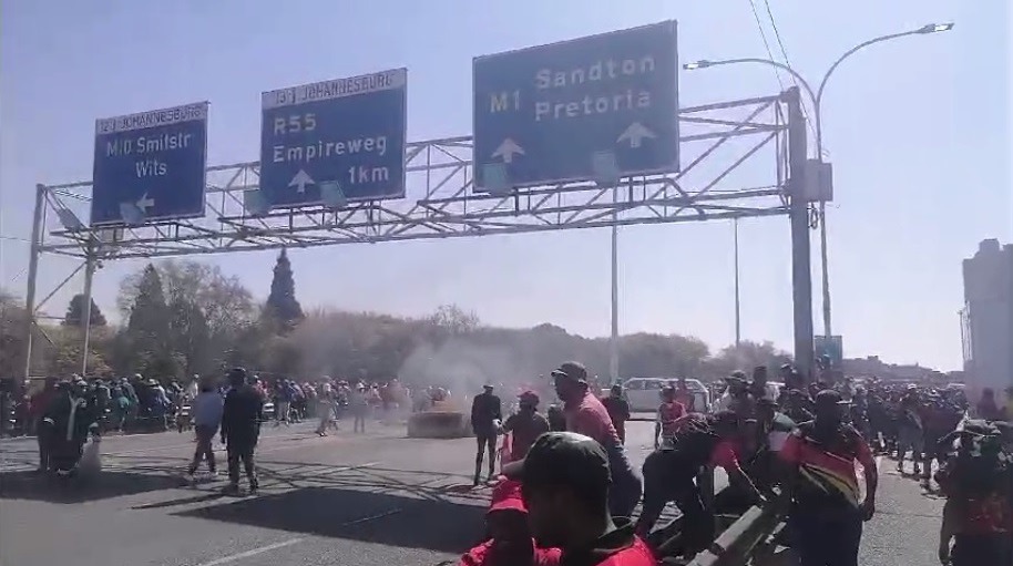 Frustration for motorists as SAMWU members close Joburg highways samwu-highway-closure-1
