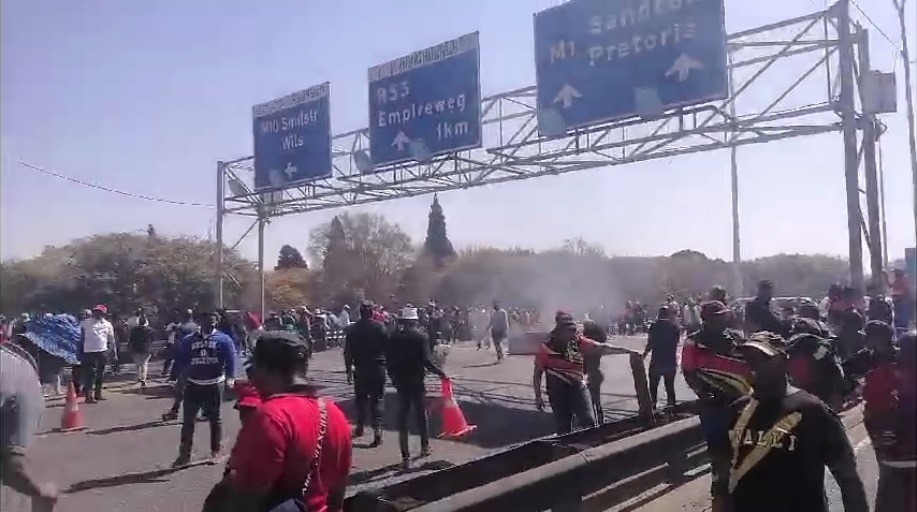 Frustration for motorists as SAMWU members close Joburg highways 1 Frustration for motorists as SAMWU members close Joburg highways