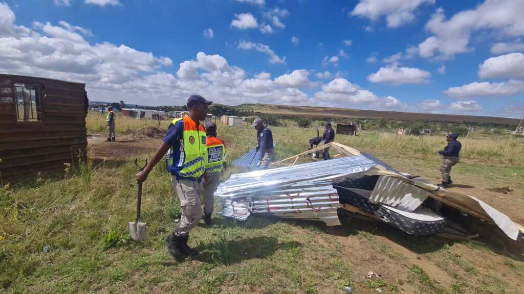 The Johannesburg Metropolitan Police Department (JMPD) executed a coordinated, multi-disciplinary operation on Monday in Ennerdale Extension 11, aimed at removing illegal structures. 