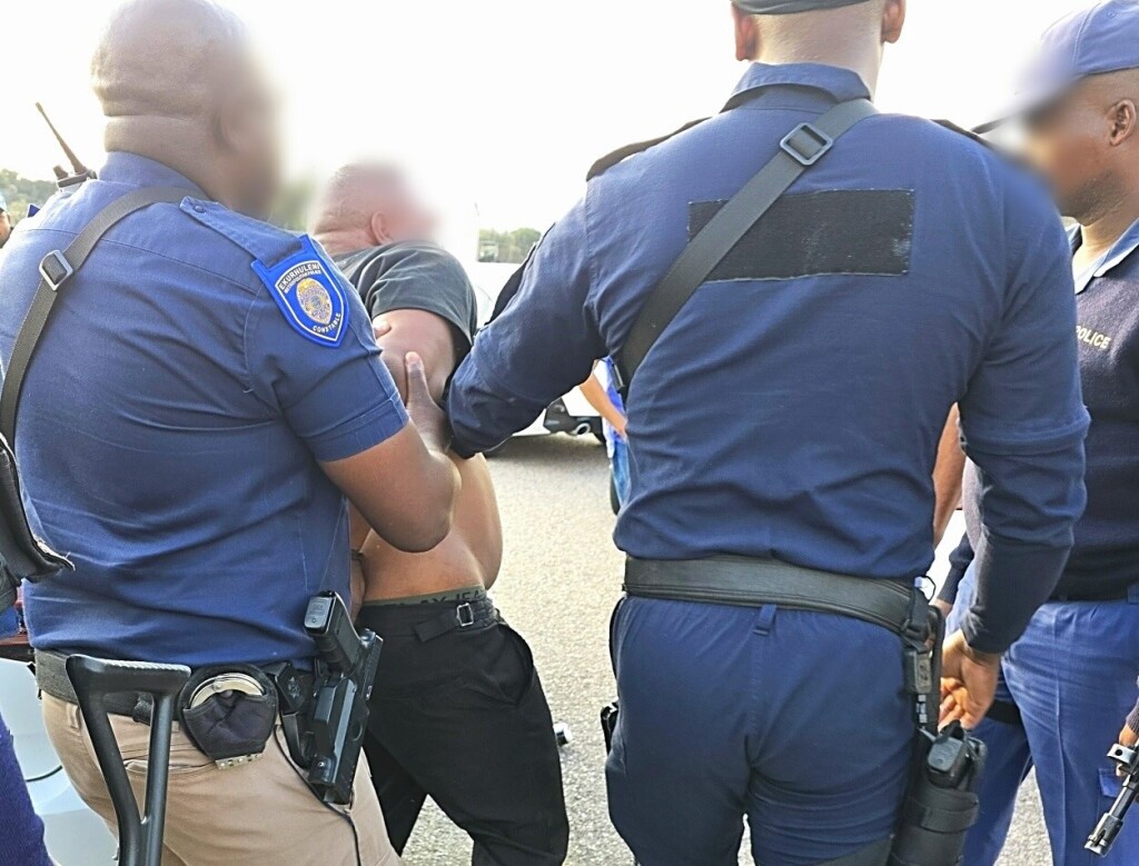 Elite taskforce captures kidnappers in Brackendowns raid 1 Elite taskforce captures kidnappers in Brackendowns raid