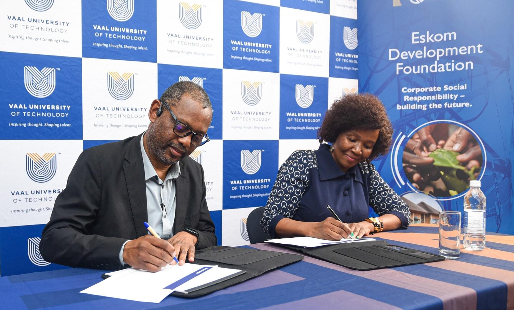 Prof Khehla Ndlovu Vice-Chancellor & Principal (VUT) and Ms Mologadi Motshele Chief Executive Officer Eskom Development Foundation (acting) signing